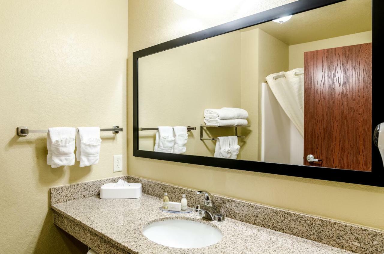 Cobblestone Inn & Suites-Kersey Bagian luar foto