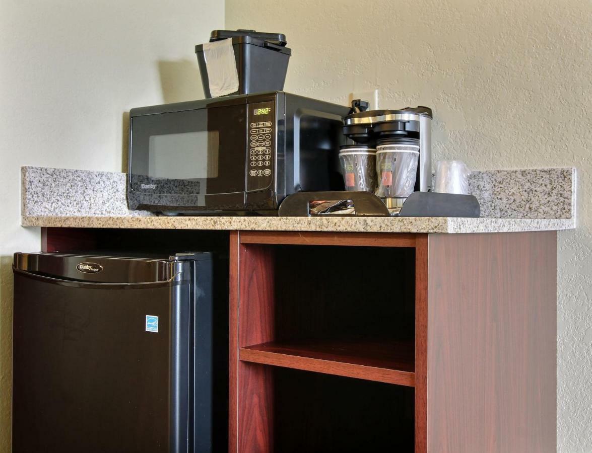 Cobblestone Inn & Suites-Kersey Bagian luar foto