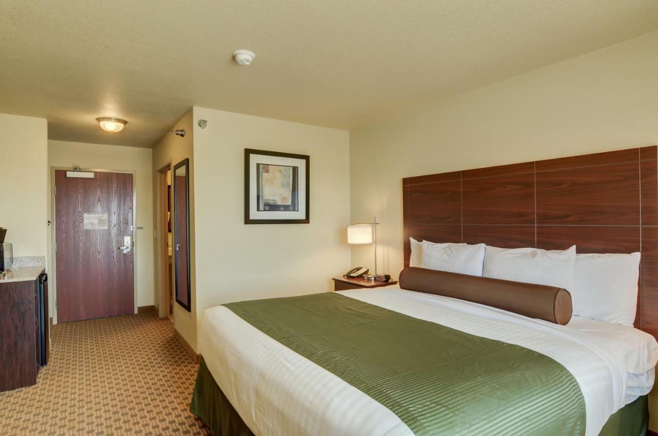 Cobblestone Inn & Suites-Kersey Bagian luar foto